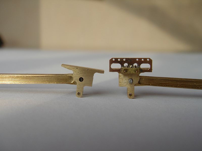 Die zwei Seitenteile bestehen aus 0,2mm Federbronze, und werden mit 0,2 mm Bolzen verlötet.