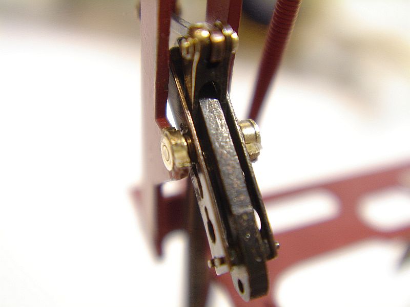 Die Schwinge liegt in den Lagern.