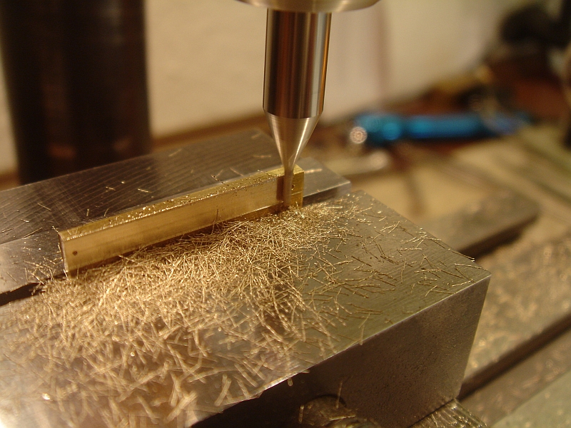 Das Seitenprofil wird gefräst.