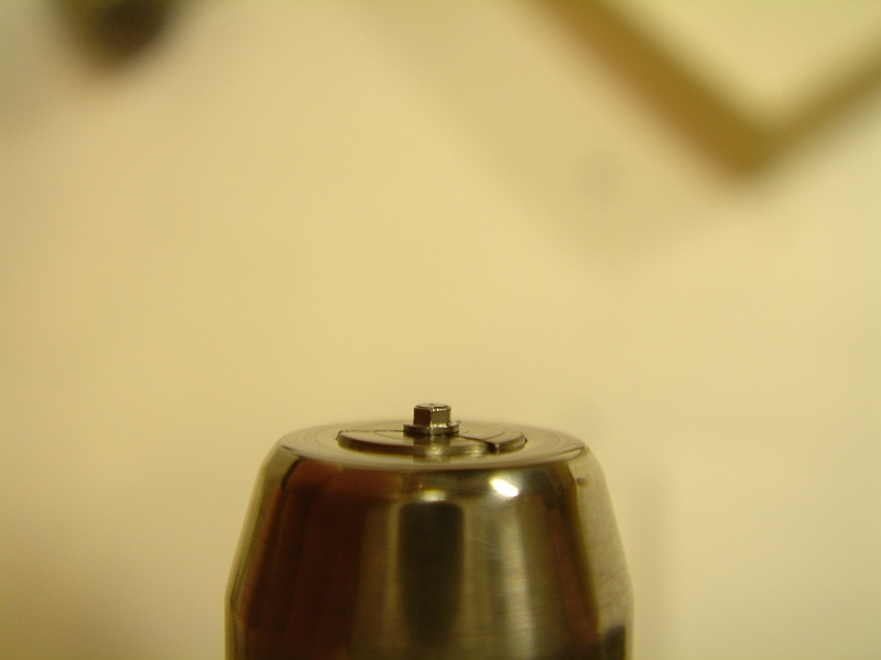 Der Schraubenkopf erhält das richtig Maß.