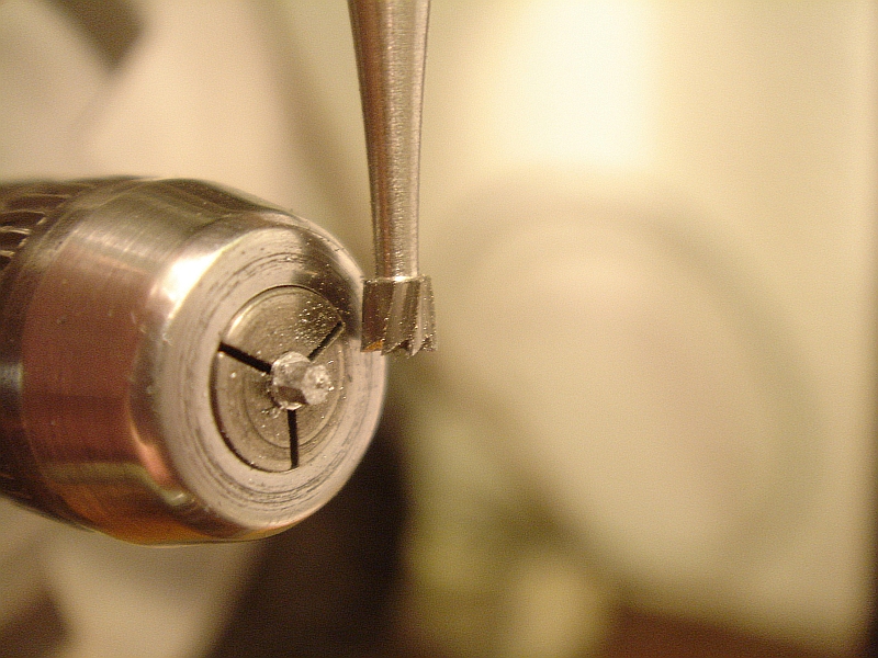 Ein sechskantiges Profil wird mit Hilfe eines Teilapparates gefräst.