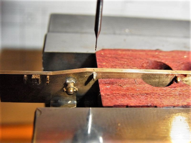 Die Kabelhalter, sowie die Verteiler sind mit 0,2mm Draht in Position gehalten, sonst fallen die bei den nächsten Lötvorgängen heraus.