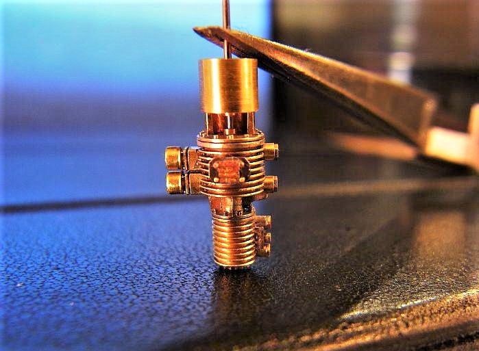 Eine 0,5 mm Ache dient als Kolben zur Ansicht.