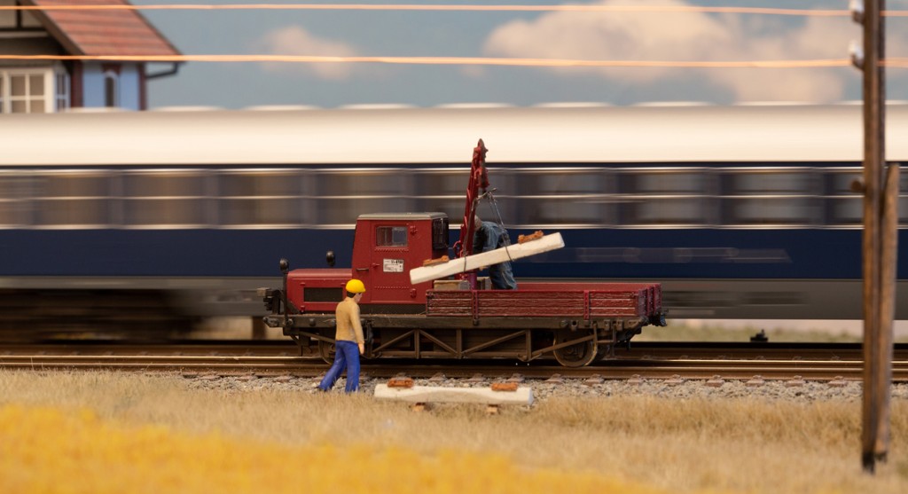 (02)_12347 Betonschwelle vom Klv abladen.jpg