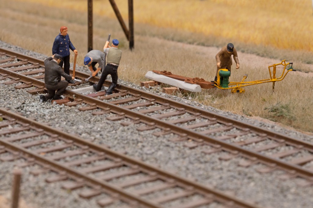 (10)_12473 Ausrichten erste Betonschwelle Blick vom Stellwerk.jpg