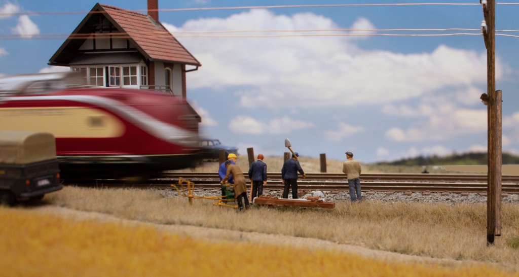 (12)_12422 TEE faehrt ueber Baustelle.jpg