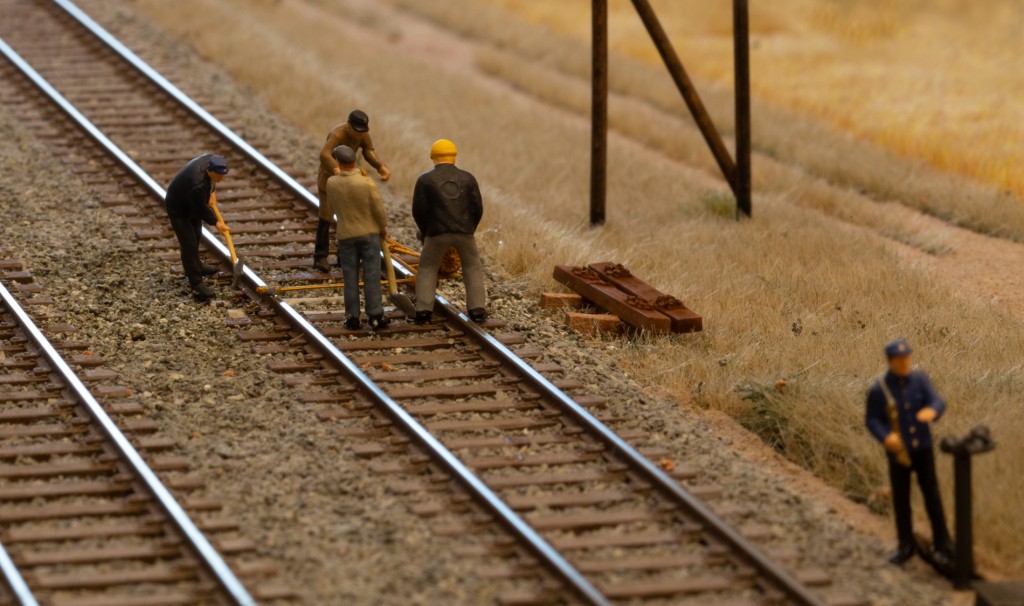 (16)_12489 Schrauben Betonschwellen anziehen.jpg