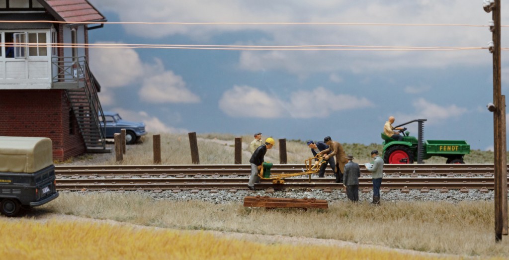 (17)_12495 Schrauben anziehen unter Aufsicht Baurat.jpg