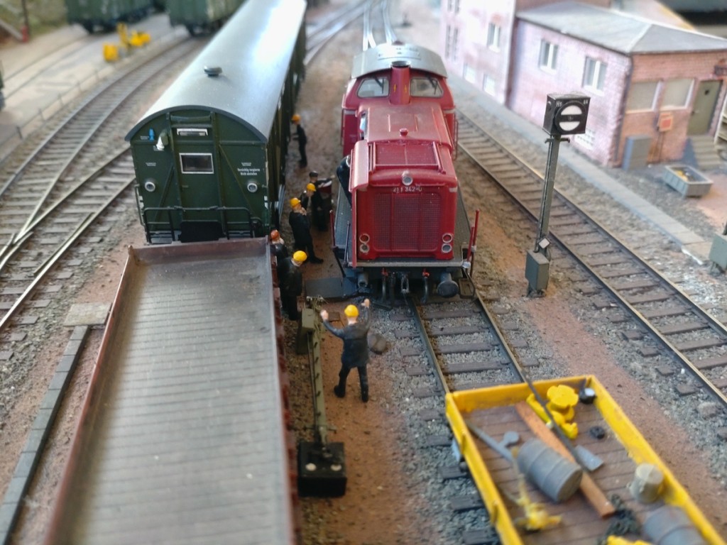 DSC_4158 Ein Puffer und der Rangiertritt sind beschädigt..jpg