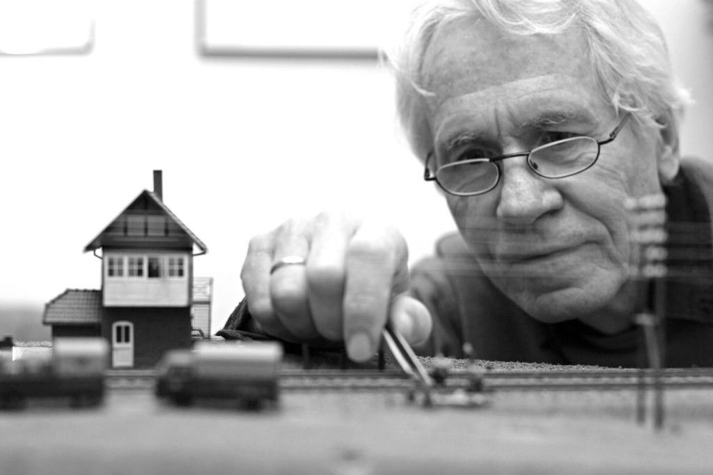 (25)_12468 Klaus richtet Figuren sw.jpg