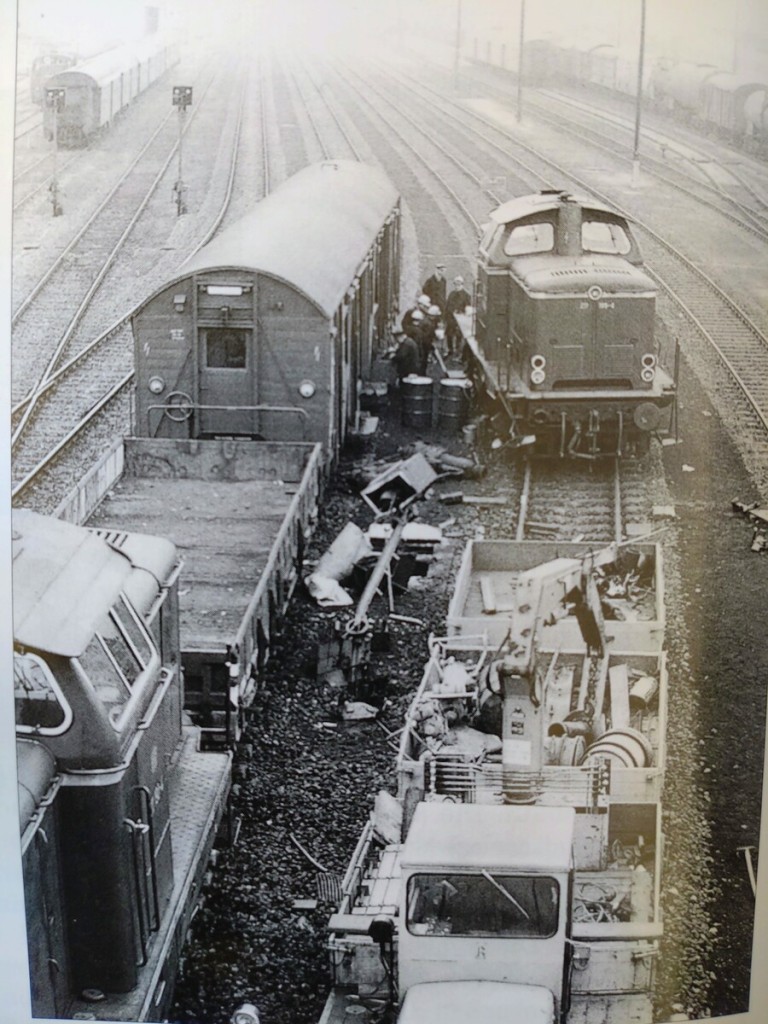 DSC_3989~2 Eine V100 ist entgleist, es entstanden Schäden an Triebfahrzeug, Signal-und Gleisanlagen..jpg